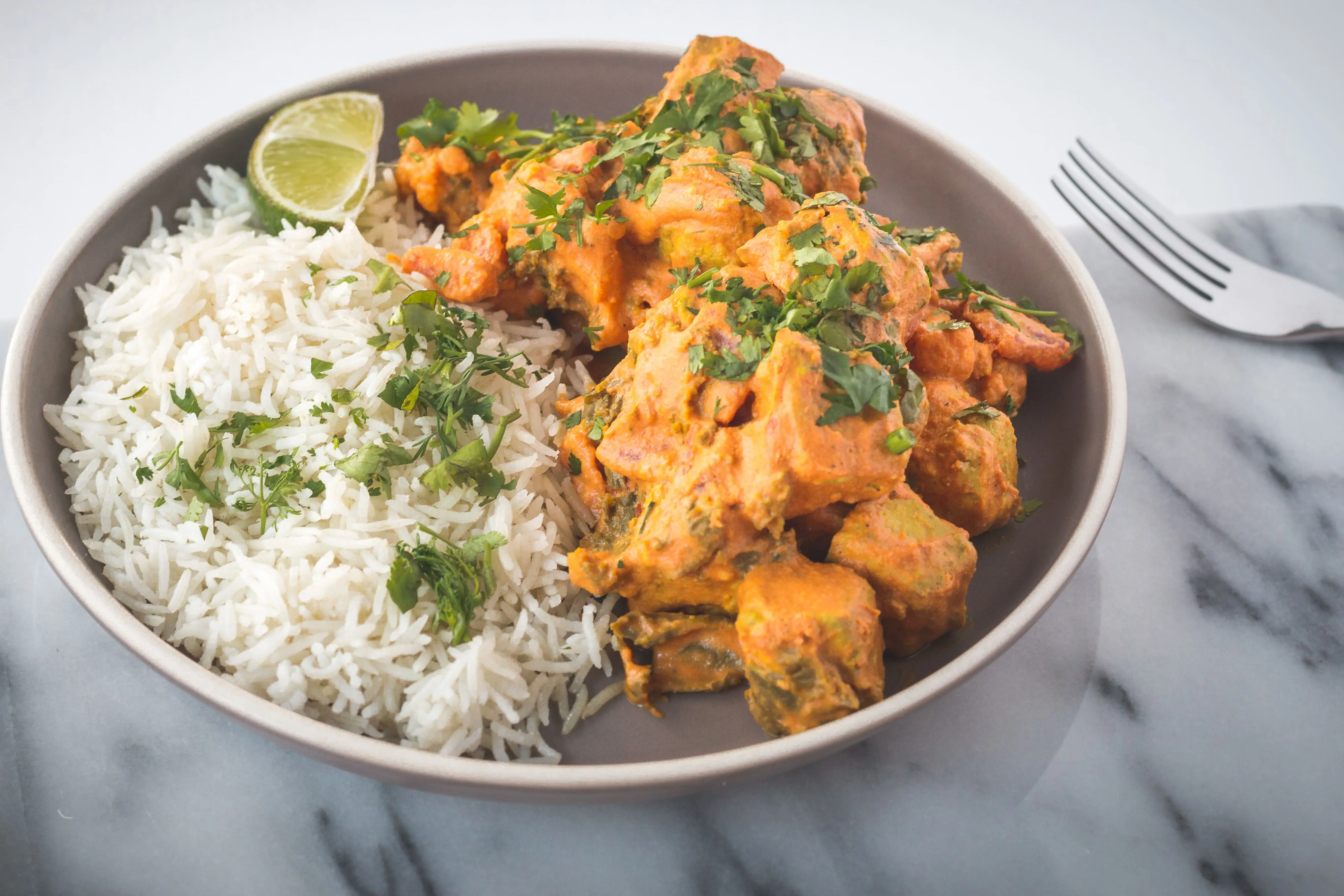 Une assiette de poulet avec du riz sera favorable pour préparer une compétition.