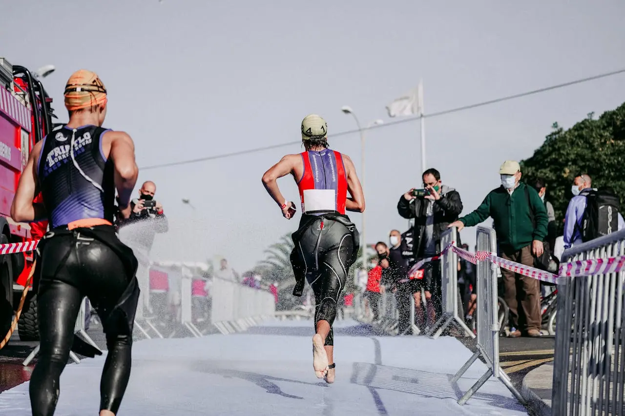 Le triathlon demande des exigences énergétiques qu'il est important de combler au travers de la stratégie nutritionnelle de course pour le triathlète.