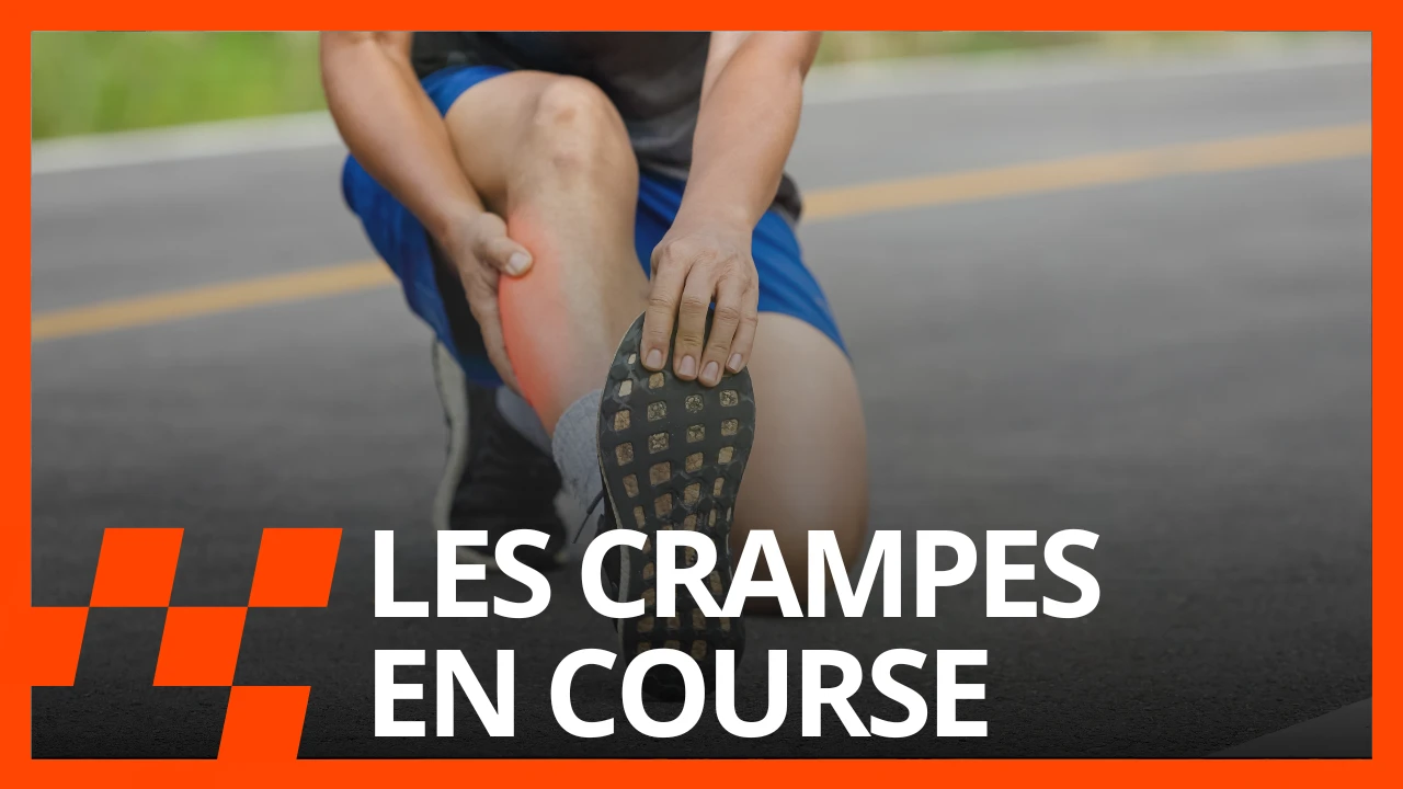 Coureur accroupi sur une route, les mains sur son mollet douloureux, avec le texte « Les crampes en course »