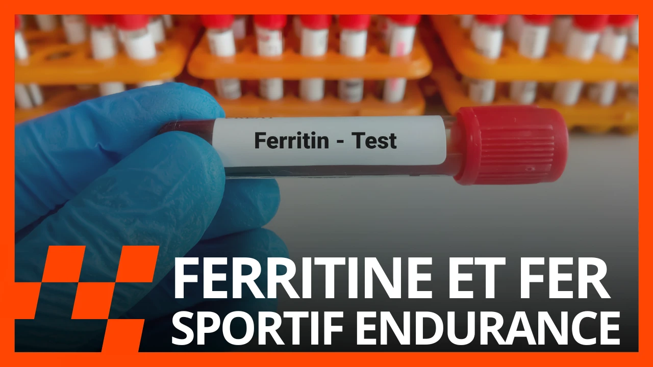 Un tube de prélèvement étiqueté Ferritin Test tenu par une main gantée, avec le texte « Ferritine et fer, sportif endurance »