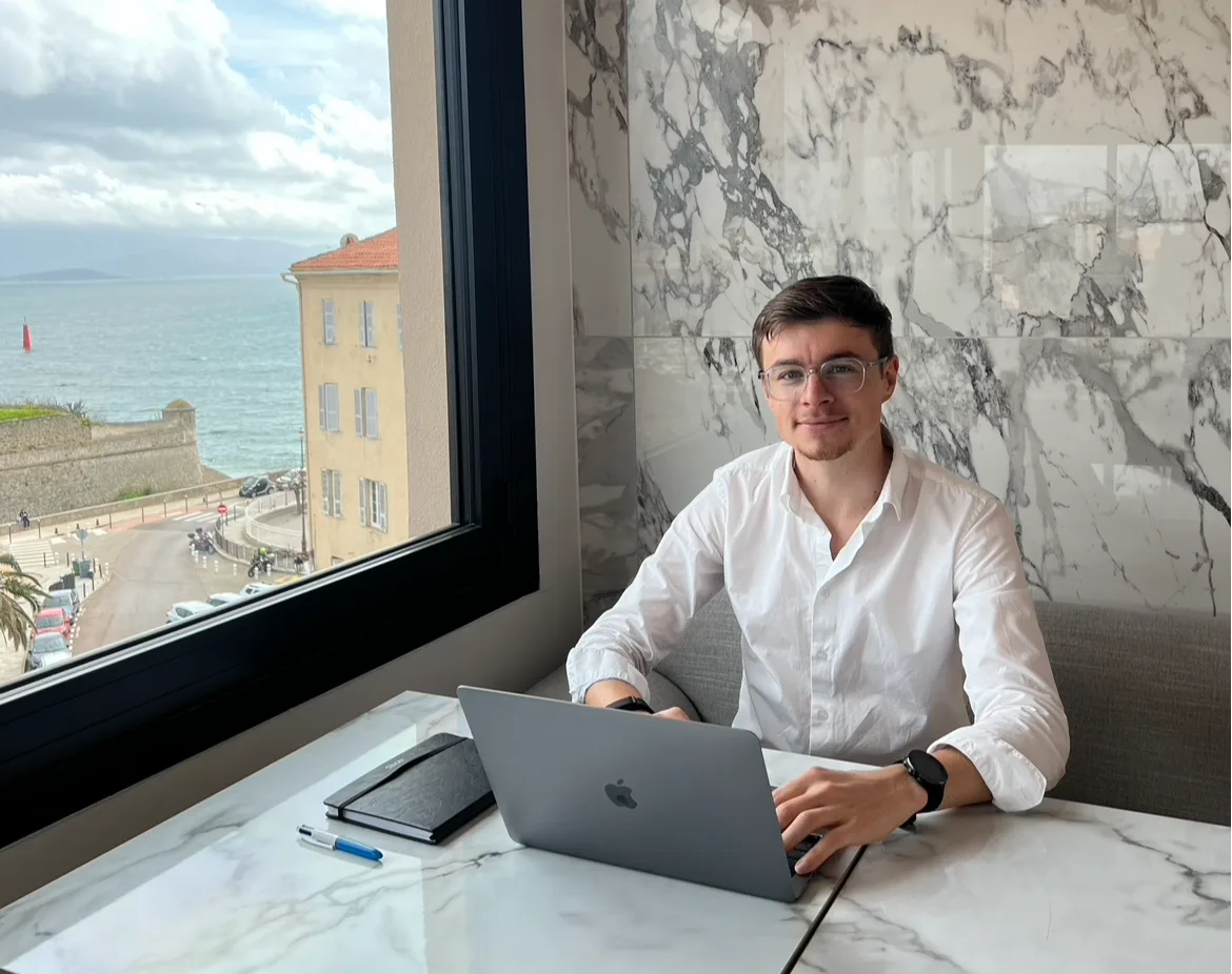 Florian Mouchel, diététicien du sport, devant son ordinateur
