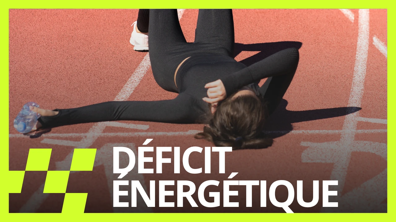 Coureuse allongée sur une piste d'athlétisme, épuisée, avec le texte « Déficit énergétique »