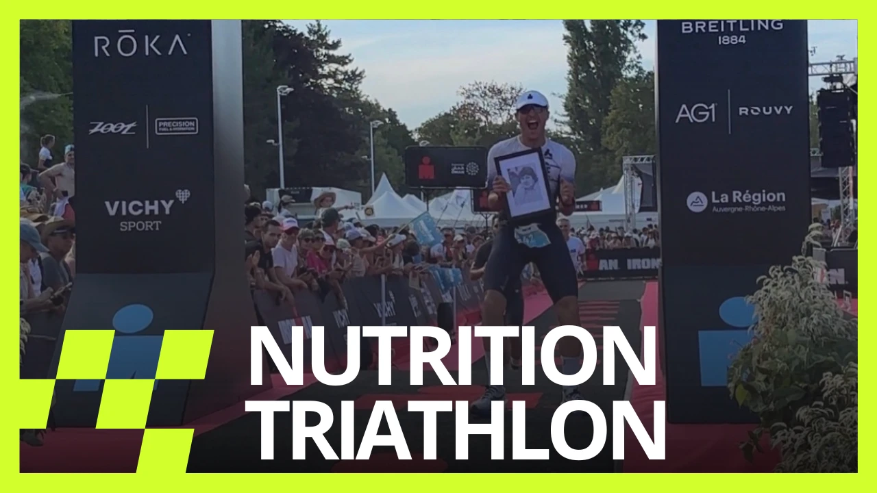 Triathlète qui franchit la ligne d'arrivée d'un Ironman, avec le texte « Nutrition triathlon »