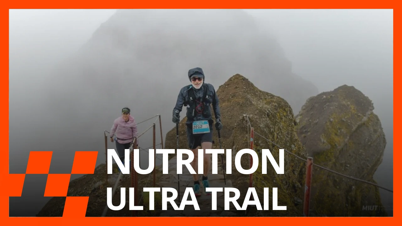 Deux traileurs avec leurs bâtons sur une crête de montagne dans le brouillard, avec le texte « Nutrition ultra trail »