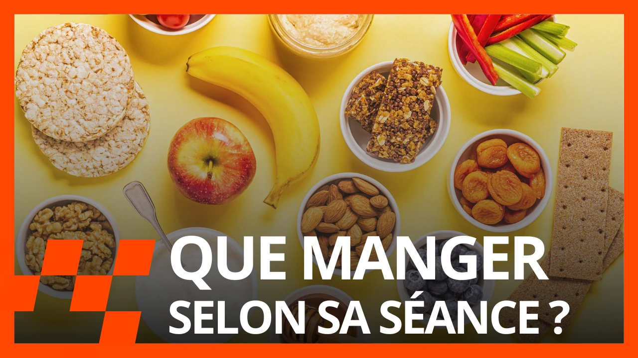 Fruits, galettes de riz, barres de céréales et fruits secs vus de dessus, avec le texte « Que manger selon sa séance ? »
